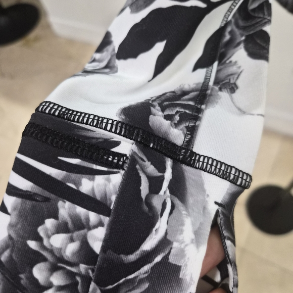 LULULEMON Special Edition Floral Black and White Women's Jacket Size 10 NWOT - Picture 5 of 8